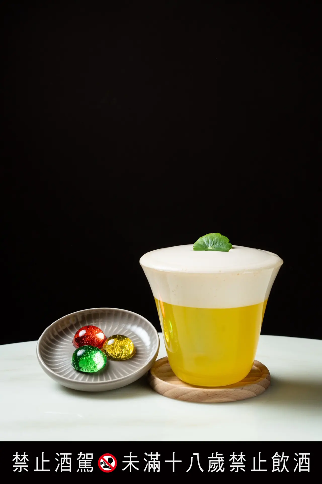Asias 50 Best Bars台中vender 「langan Tofu」巧妙融入龍眼及杏仁風味，點綴的茶泡沫更營造有如杏仁豆腐的綿密口感。