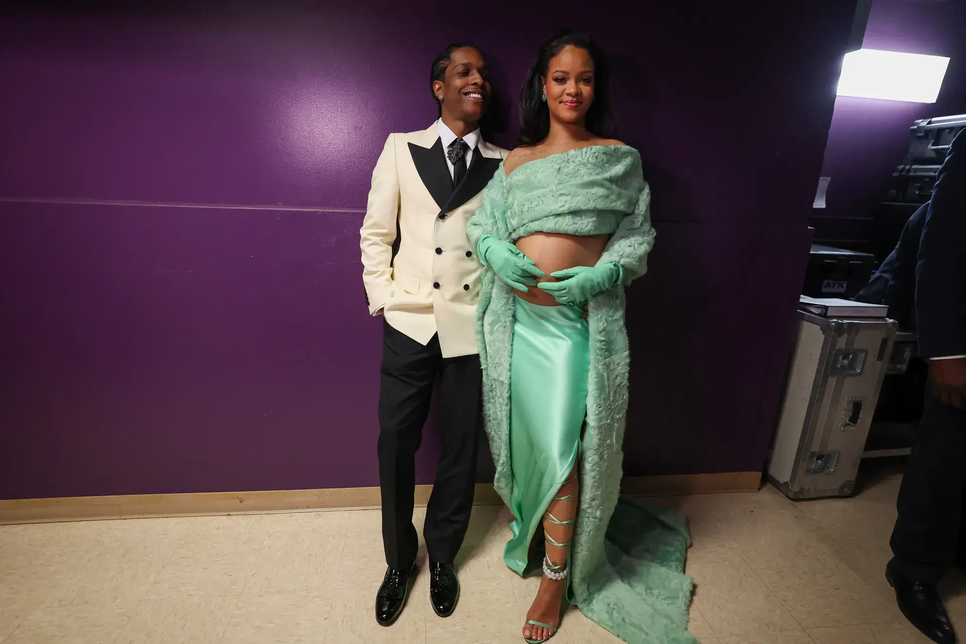 Rihanna 於奧斯卡穿著 Sergio Rossi Shibari涼鞋展現時尚品味