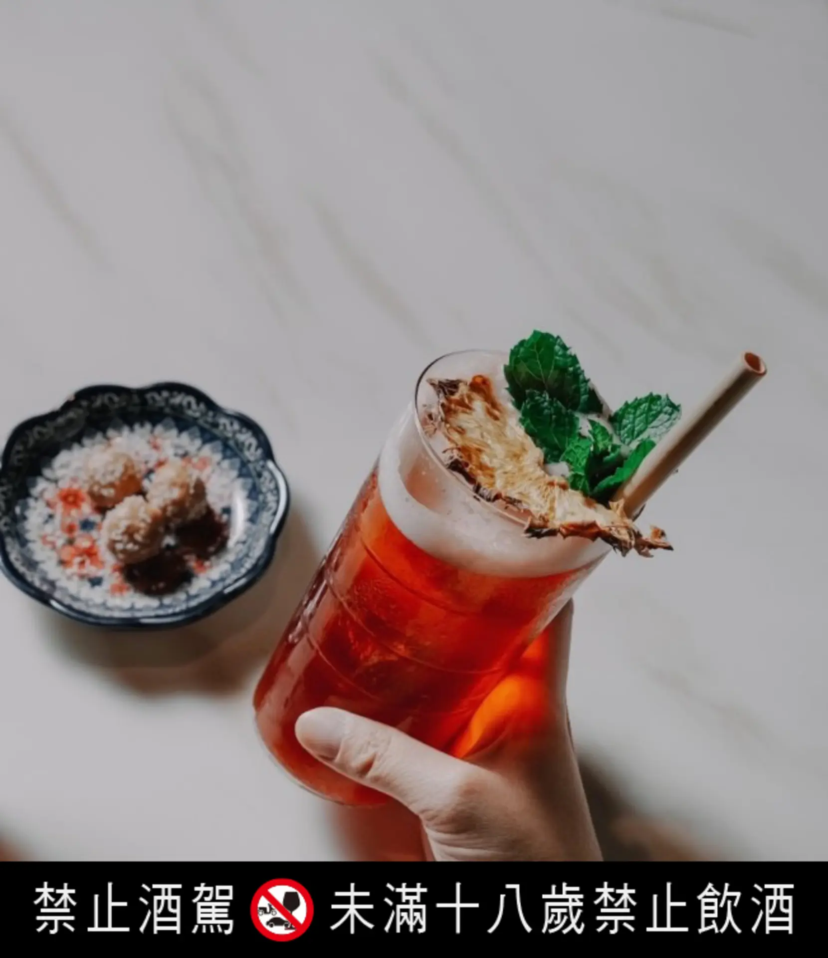 Asias 50 Best Bars台中vender 「1915 Sling」是vender致敬「新加坡司令」的代表作，經典風采與大膽創意兼具。