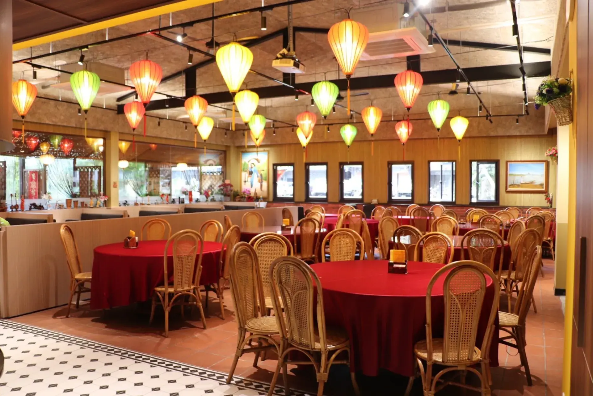 東南亞餐廳推薦 南洋料理美食16 店內高掛的燈籠燈飾宛如越南會安燈籠節的景象，令用餐體感加分不少。