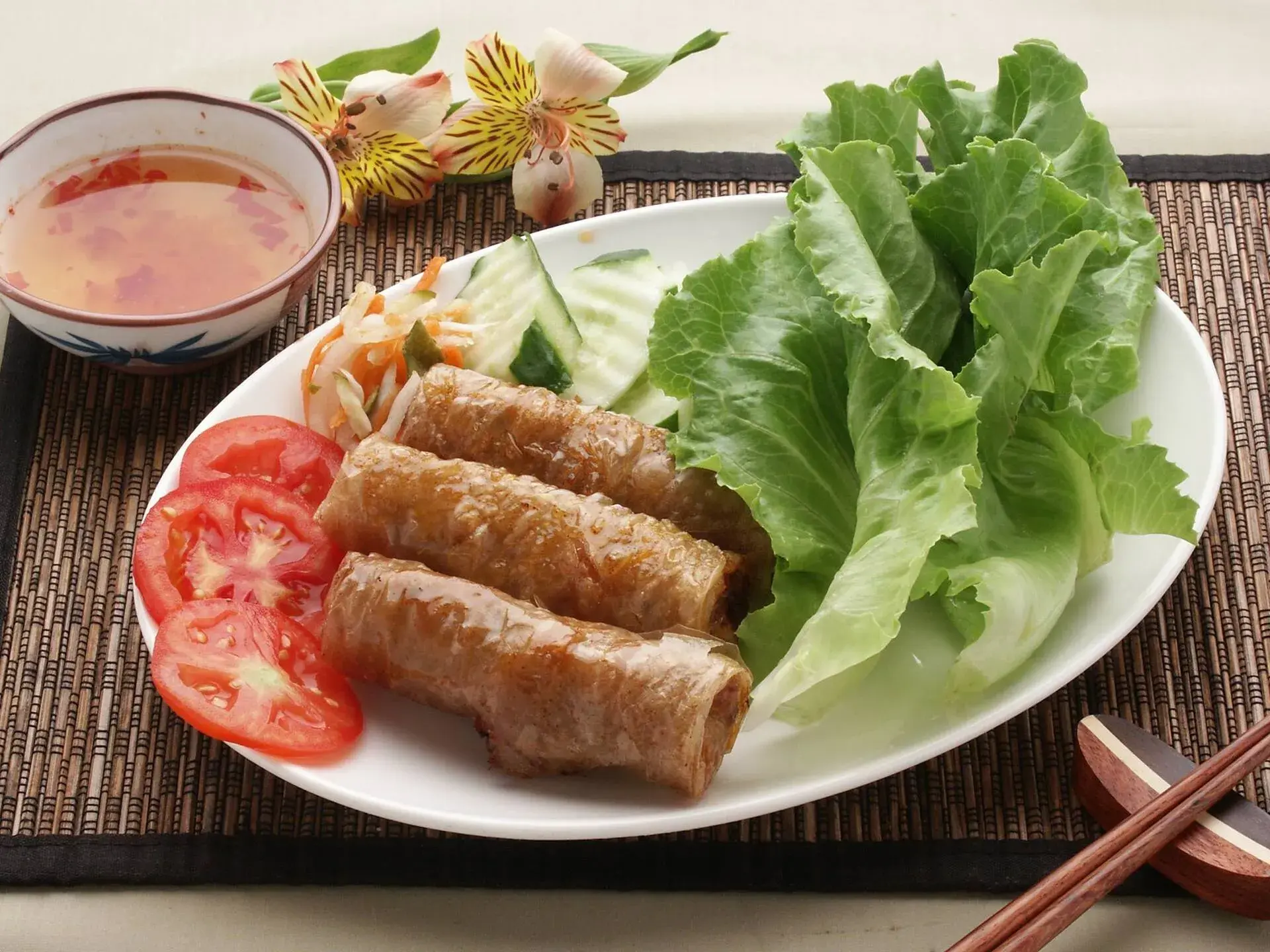 東南亞餐廳推薦 南洋料理美食19 炸至金黃的蝦肉炸春捲香酥十足，當作前菜尤其適合。