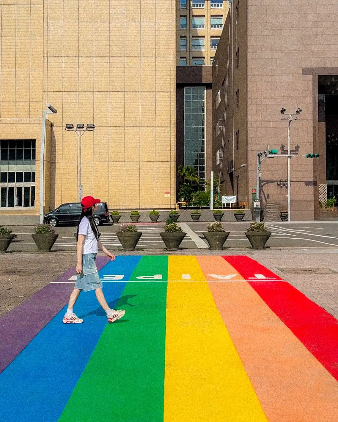 圖３：「邊美妍 邊麵」변미연 변면 @byeonnoodle以溫柔色調捕捉旅行中的細節，從女性視角詮釋臺北的日常感性