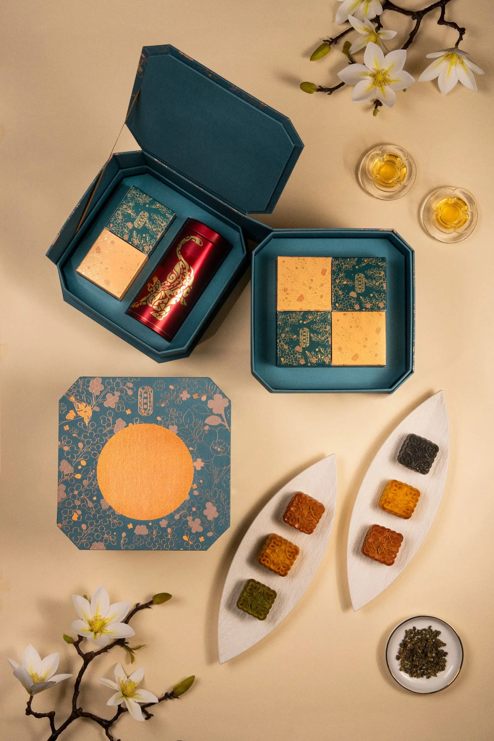 明娟樓中秋禮盒圖說 【明娟樓中秋禮盒】以八角雙層錦盒設計匠心呈現，宛如珍藏團圓祝福的雅緻匣盒。八角形的結構寓意吉祥、圓滿與平衡，同時象徵節氣流轉、家人團聚的和諧