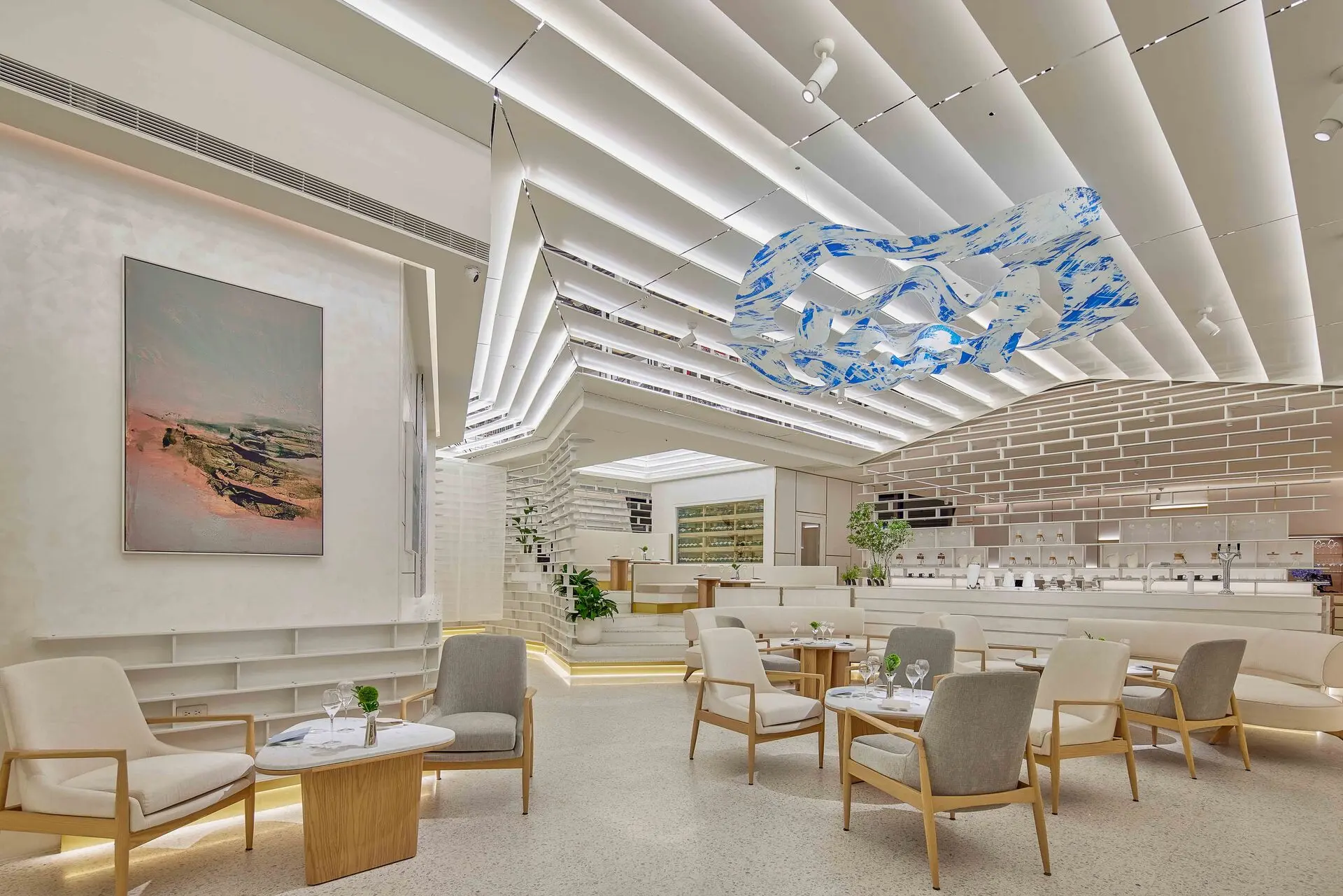 2025米其林摘星餐廳公布！《台灣米其林指南2025》 Restaurant A 新晉二星餐廳a，白色為主調的空間內，點綴著色彩鮮艷的花卉和畫作。