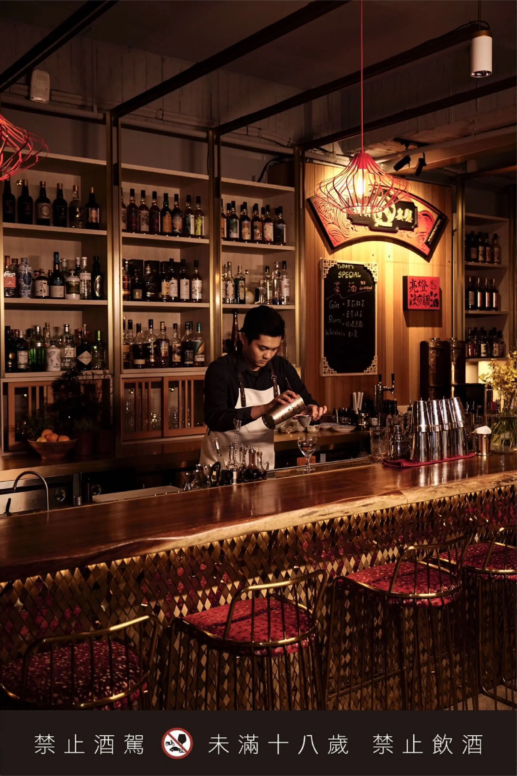 圖2安慰劑的調酒師為客人調製有故事的調酒，同時也療癒了自己。