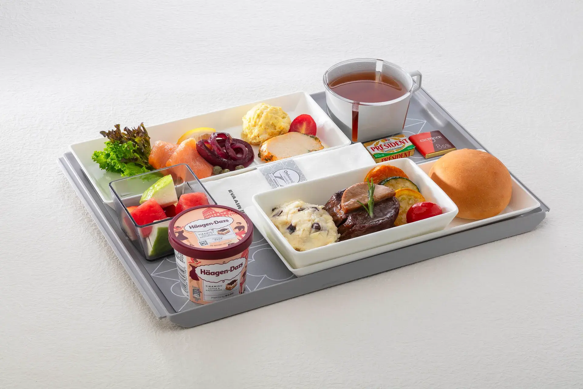 長榮航空 豪華經濟艙 嫩煎牛小排佐鵝肝慕斯及bbq醬