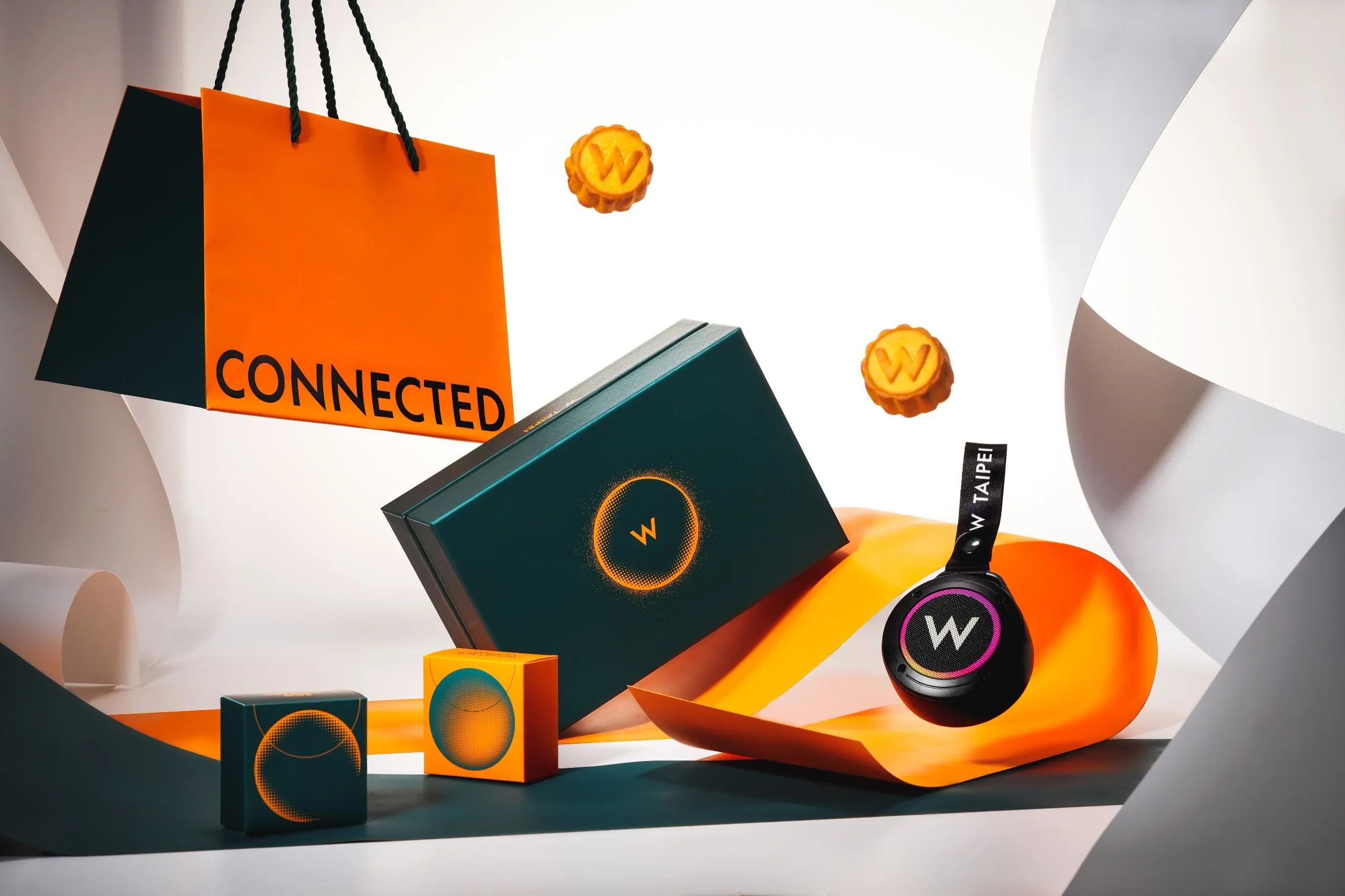 【台北w飯店新聞附圖1】台北w飯店「connected 共響」月餅禮盒，鼓勵大眾藉由中秋贈禮跨越社群平台限制，向親友傳遞真實祝福。