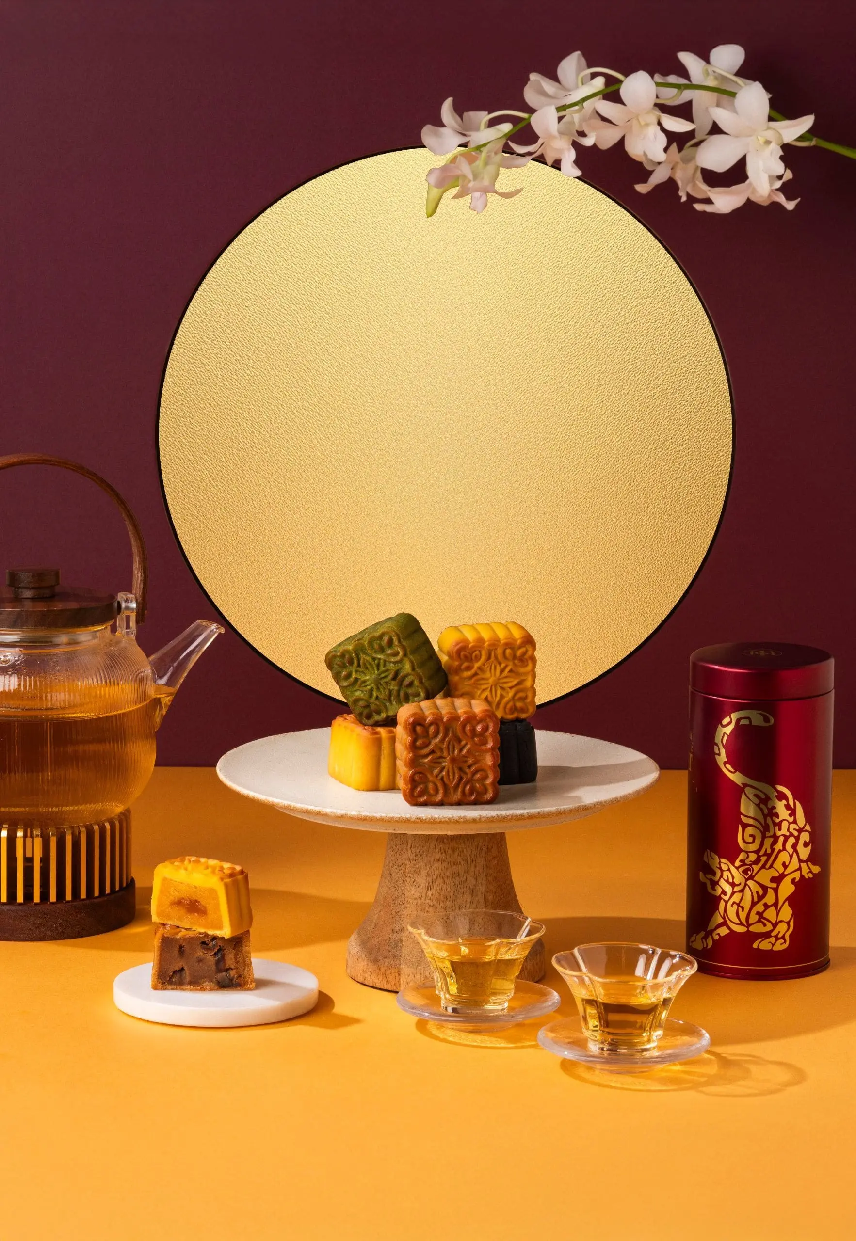 百年茶香 × 主廚慧選 延續明娟樓對節氣文化的講究與粵菜餐桌的底蘊，他特別為這份中秋禮盒挑選出來自中部百年茶莊hgt百年華剛茶業的「蜜香烏龍茶（75克）」，這家茶莊亦於今