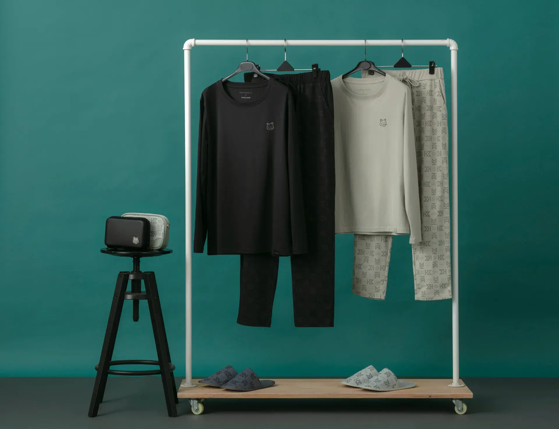 「長榮航空 X Maison Kitsune」聯名機上用品,從桃園出發搭的皇璽桂冠艙乘客可獲得黑色系列,回程則是灰綠系列。