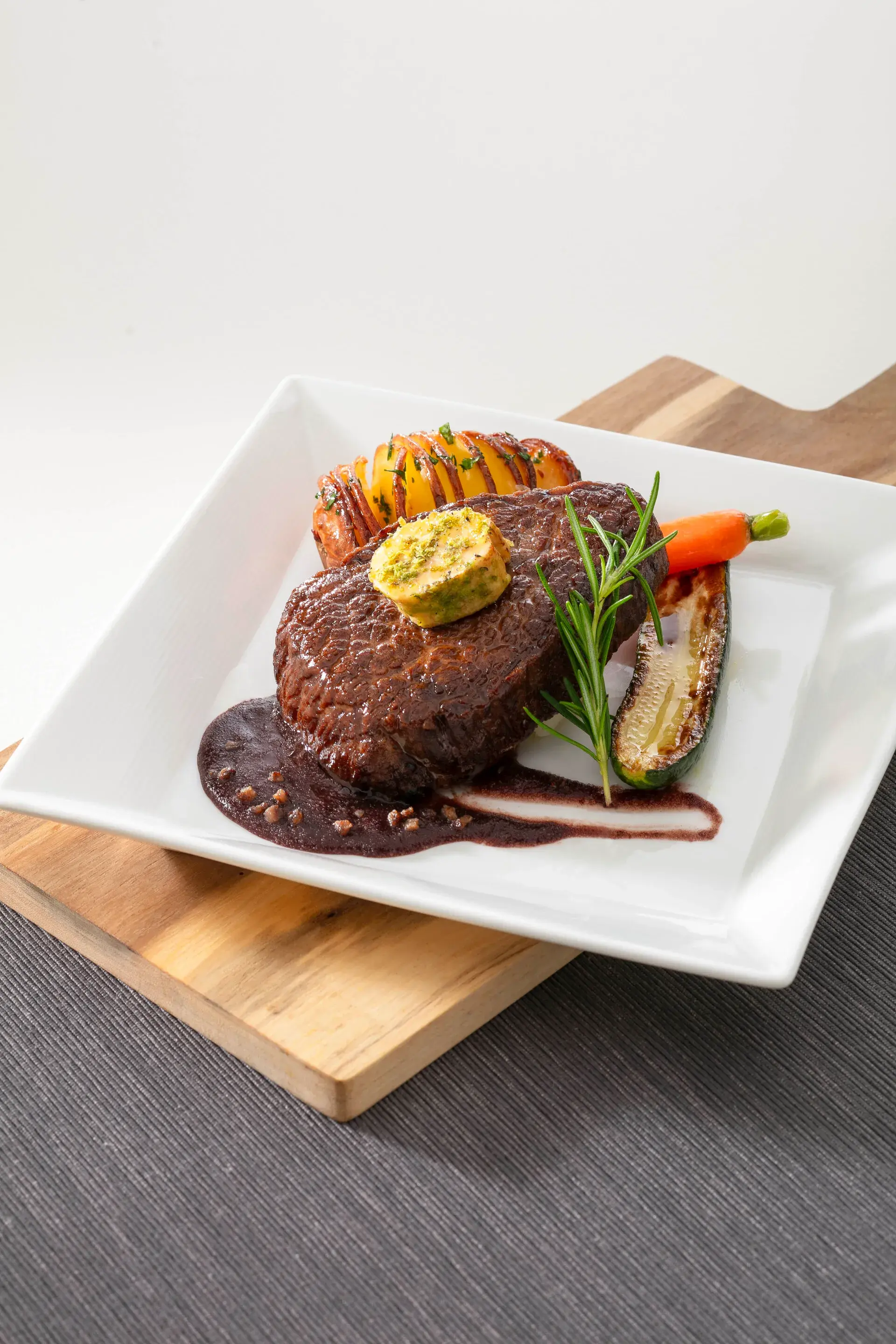 長榮航空 皇璽桂冠艙西式主菜 炙燒 A5 和牛肋眼上蓋佐波特酒醬汁及烤牛骨髓