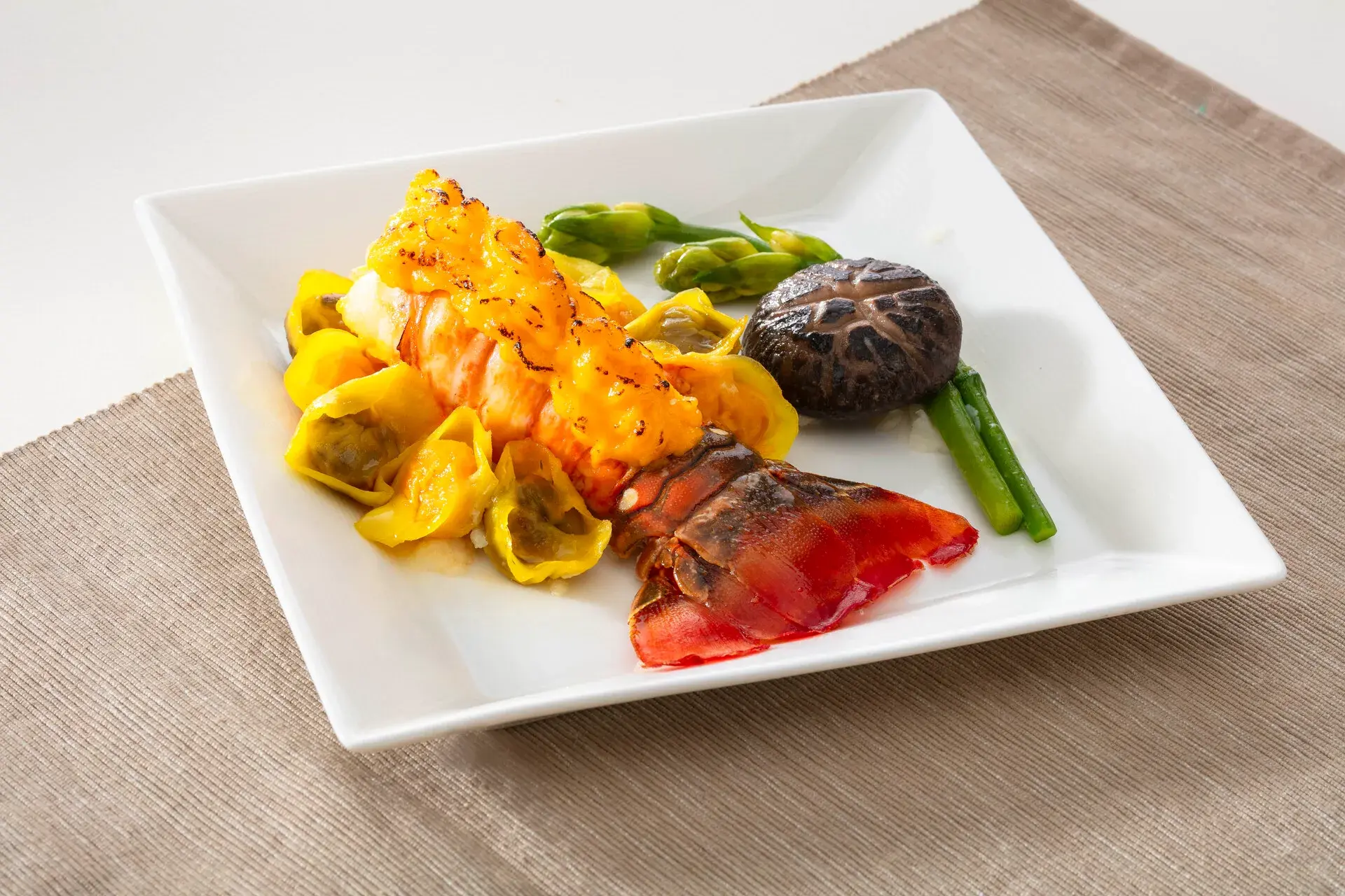 長榮航空 皇璽桂冠艙中式主菜 金沙龍蝦佐雙味餛飩