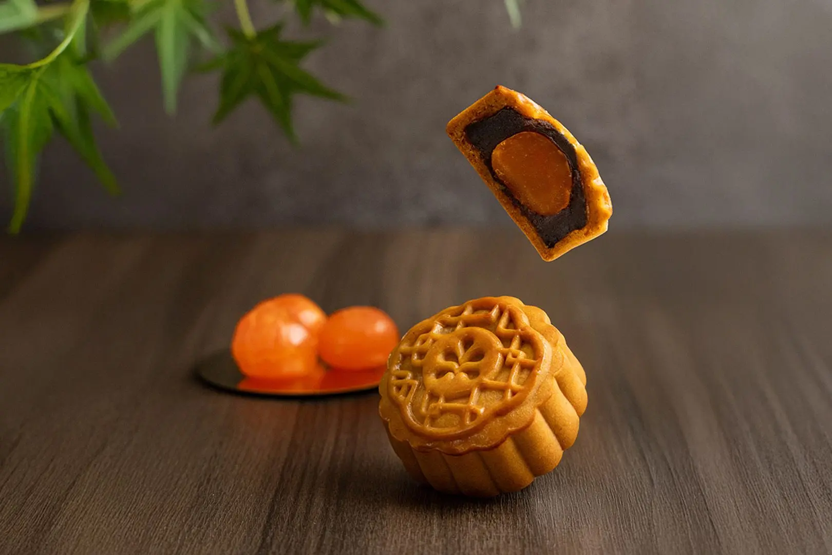 西點行政主廚領團隊與「中外餅舖」攜手設計月餅獨家風味：棗泥蛋黃，選用黑棗熬製棗泥，甘甜帶棗酸，搭配阿蓮紅土鹹鴨蛋，鹹香回甘