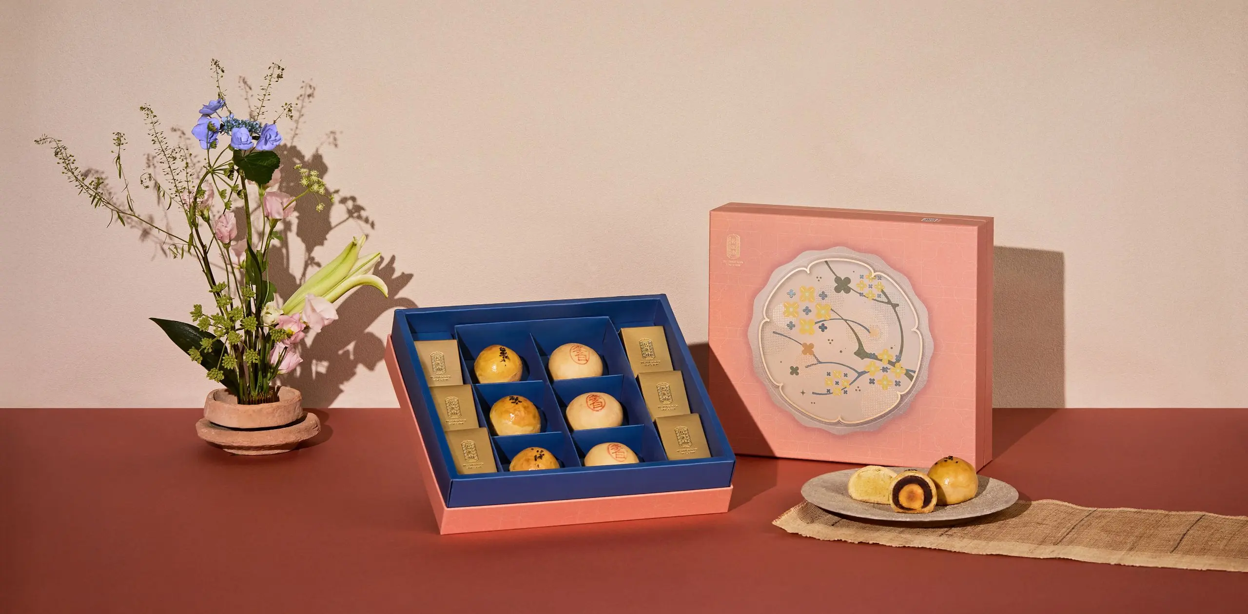圖5：企業贈禮首選「花好月圓禮盒」，匯聚蛋黃酥、李白綠豆椪、柚子酥等多款經典漢餅。圖 舊振南提供