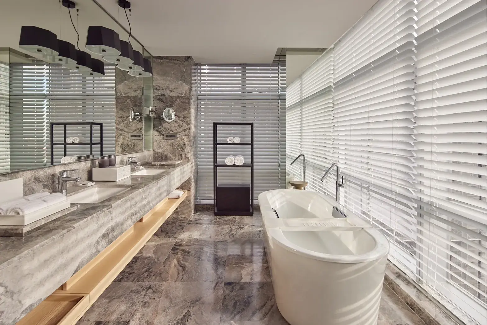 高雄然一酒店 客房衛浴空間融合現代簡約的沉靜美感，讓每一次沐浴，皆成為與心靈對話的儀式。 © The Amnis