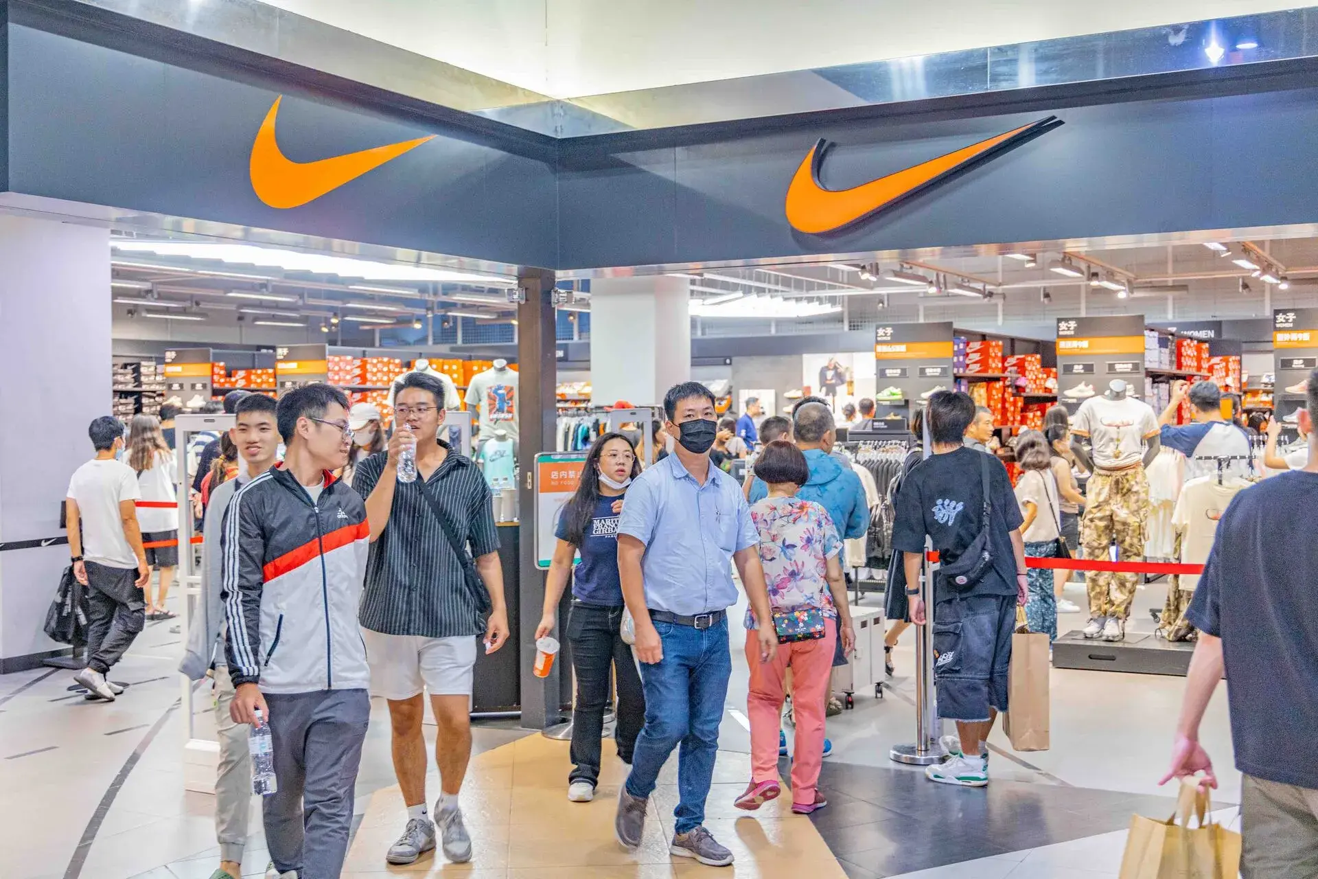 義大outlet Nike人潮照 0