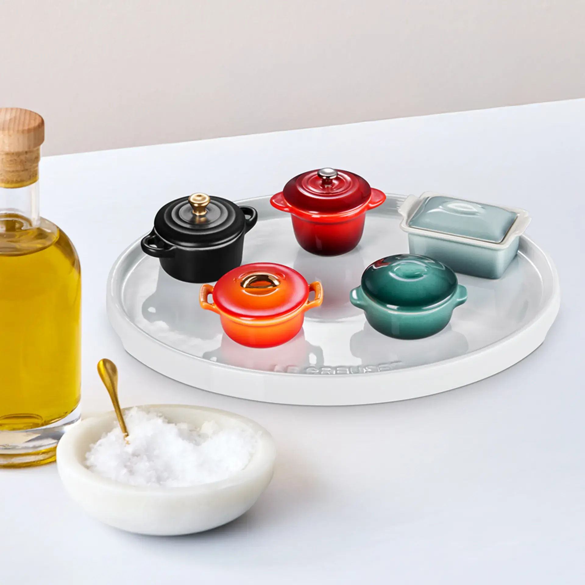 Le Creuset自品牌創立以來，工匠不斷突破傳統，從濃烈飽和的色彩到細膩漸層質感，將色彩設計帶入廚房，讓鍋具不再只是工具，更是風格展現與收藏逸品