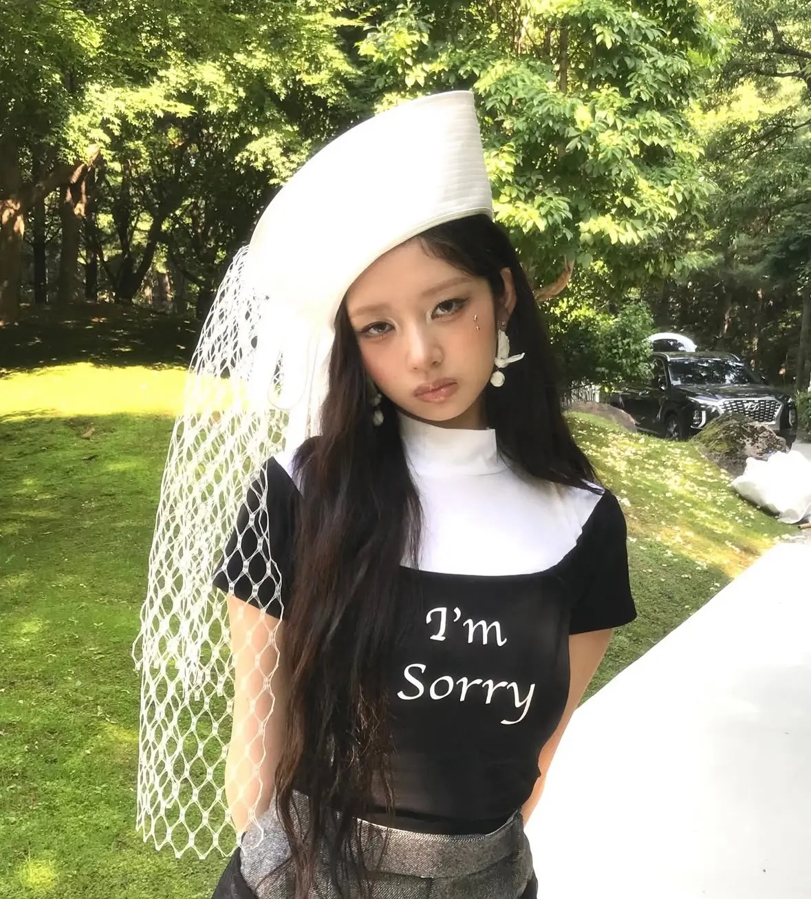 Ive 成員 Rei（直井怜）身著由 Petra Collins 與台灣設計師 Jenny Fax 合作打造的 Im Sorry × Jenny Fax 2025 Drop 5 系列