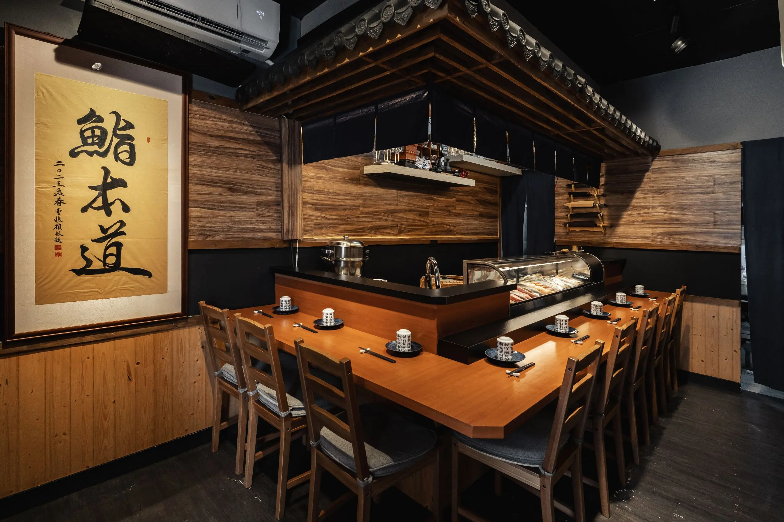 02在黑瓦的覆蓋下，料理台和坐席更顯日式風情。