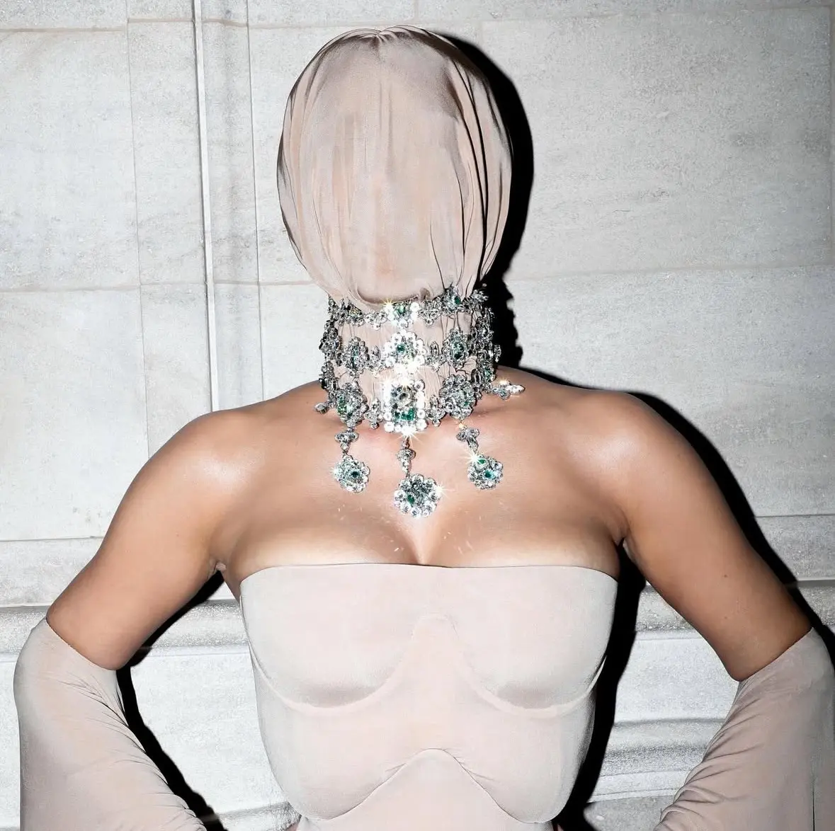 金卡戴珊搞怪蒙面出席晚宴 攻讀法律考律師演活《訴訟女王》