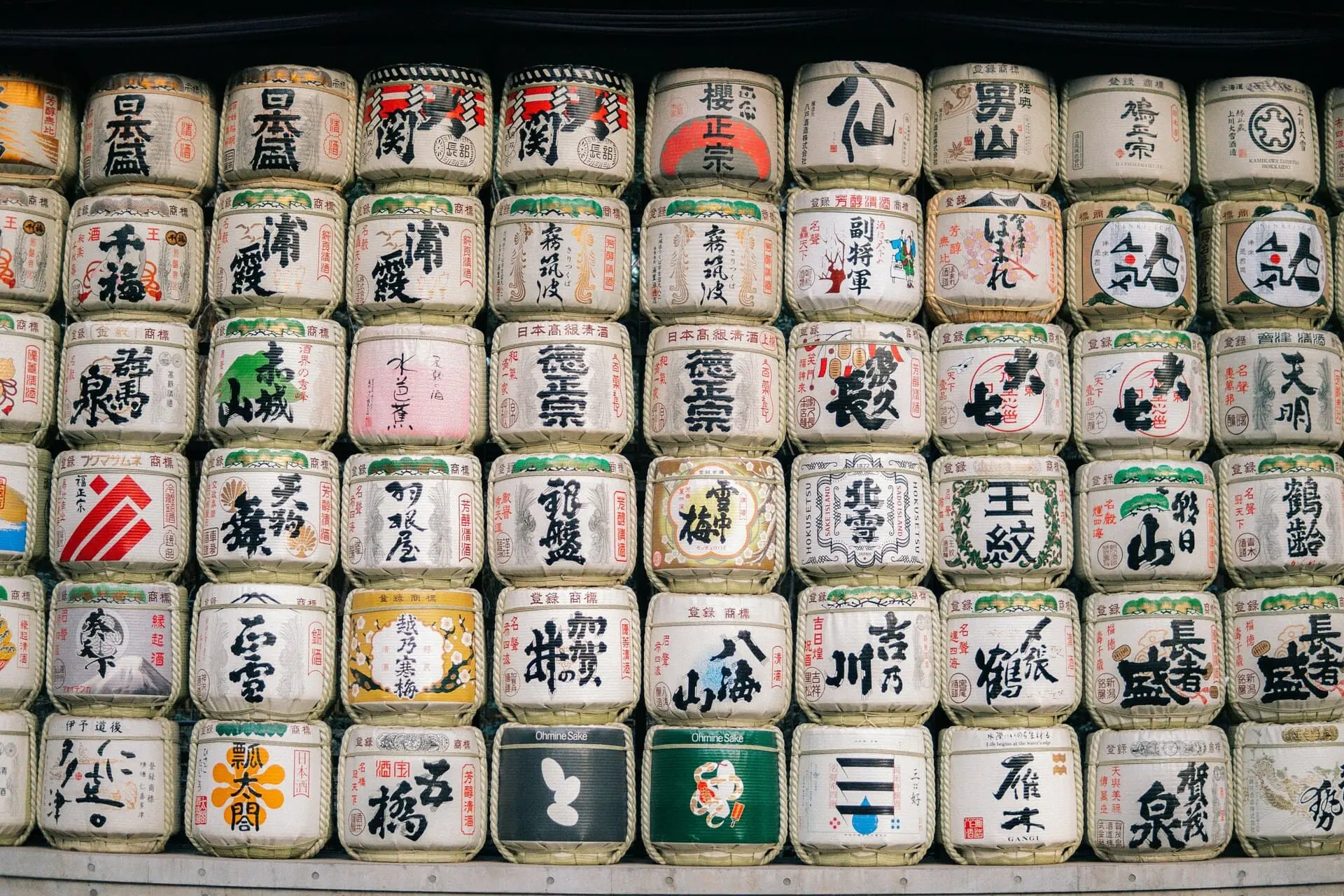 【unsplash／mykyta Voloshyn】明治神宮知名景點「酒桶牆」（奉納清酒樽）