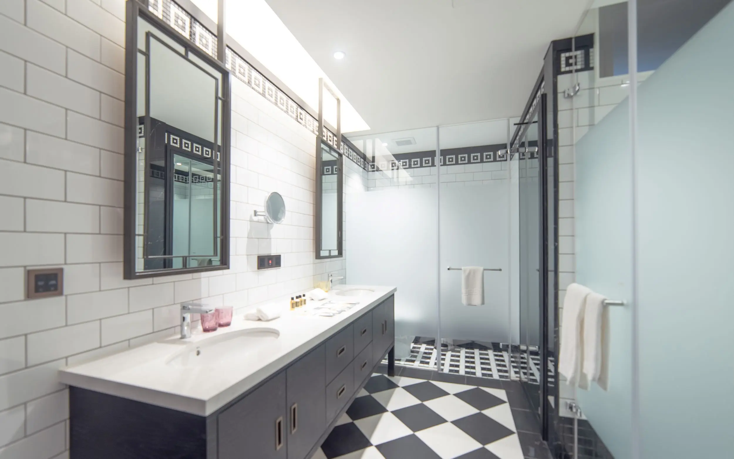 【內湖凱旋酒店】2025台北飯店推薦 清爽明亮的衛浴設備與細緻設計，讓旅人在秋冬時節也能享受溫暖療癒的沐浴時光