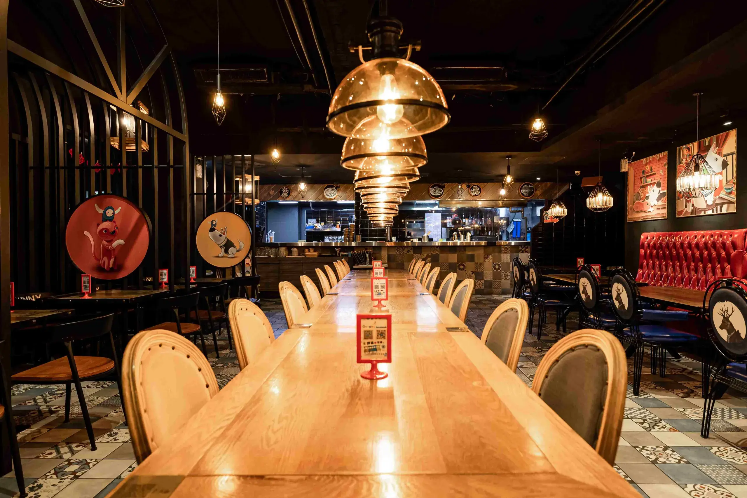 【虎尾春秋】sunny Q陽光公主餐廳以系列插畫帶出童話氛圍。