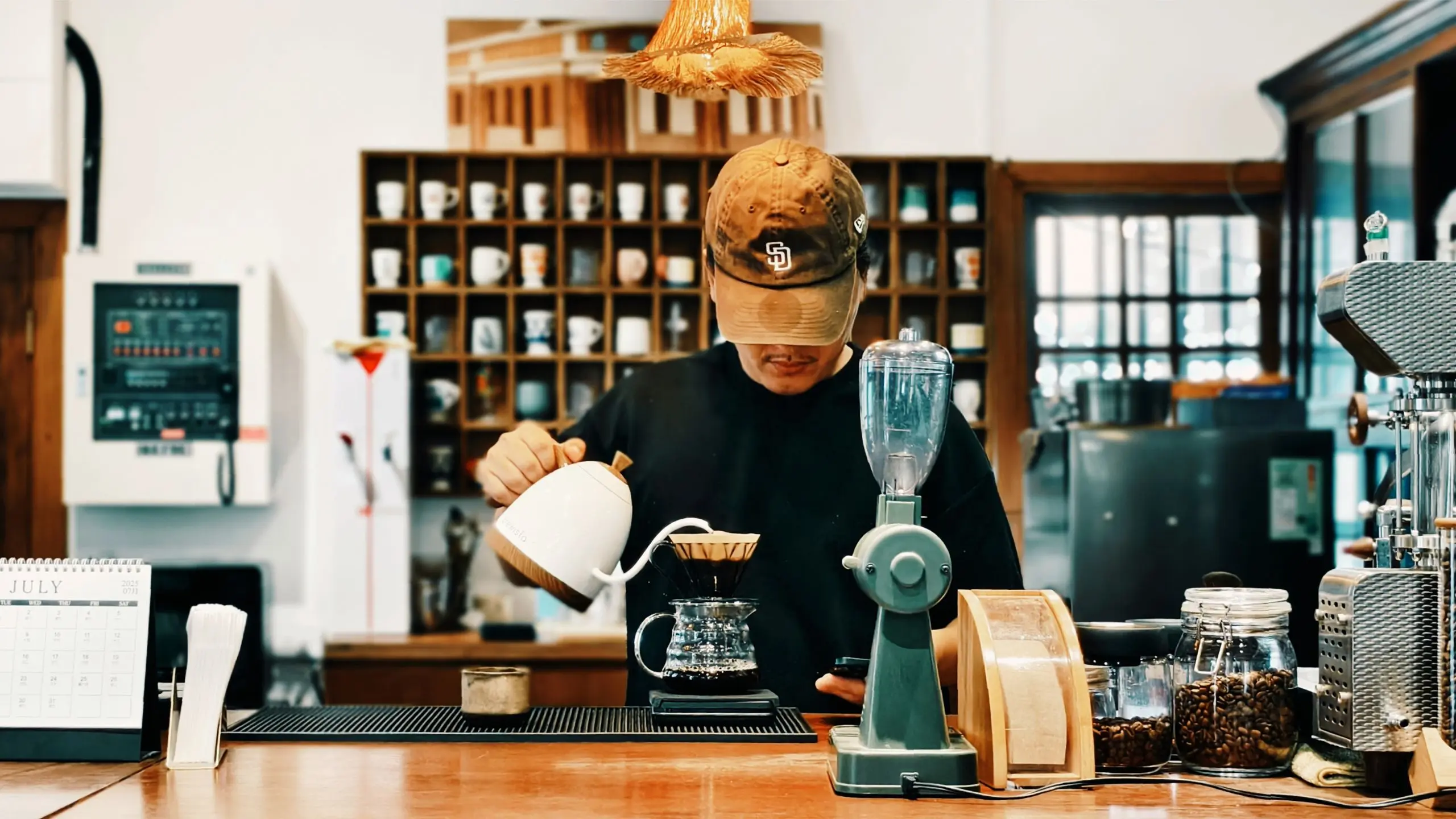 【梓辰文化】台灣在地文化故事 高雄六龜 由山城青年進住在洪稇源空間經營的:龜心商行 滴咖啡