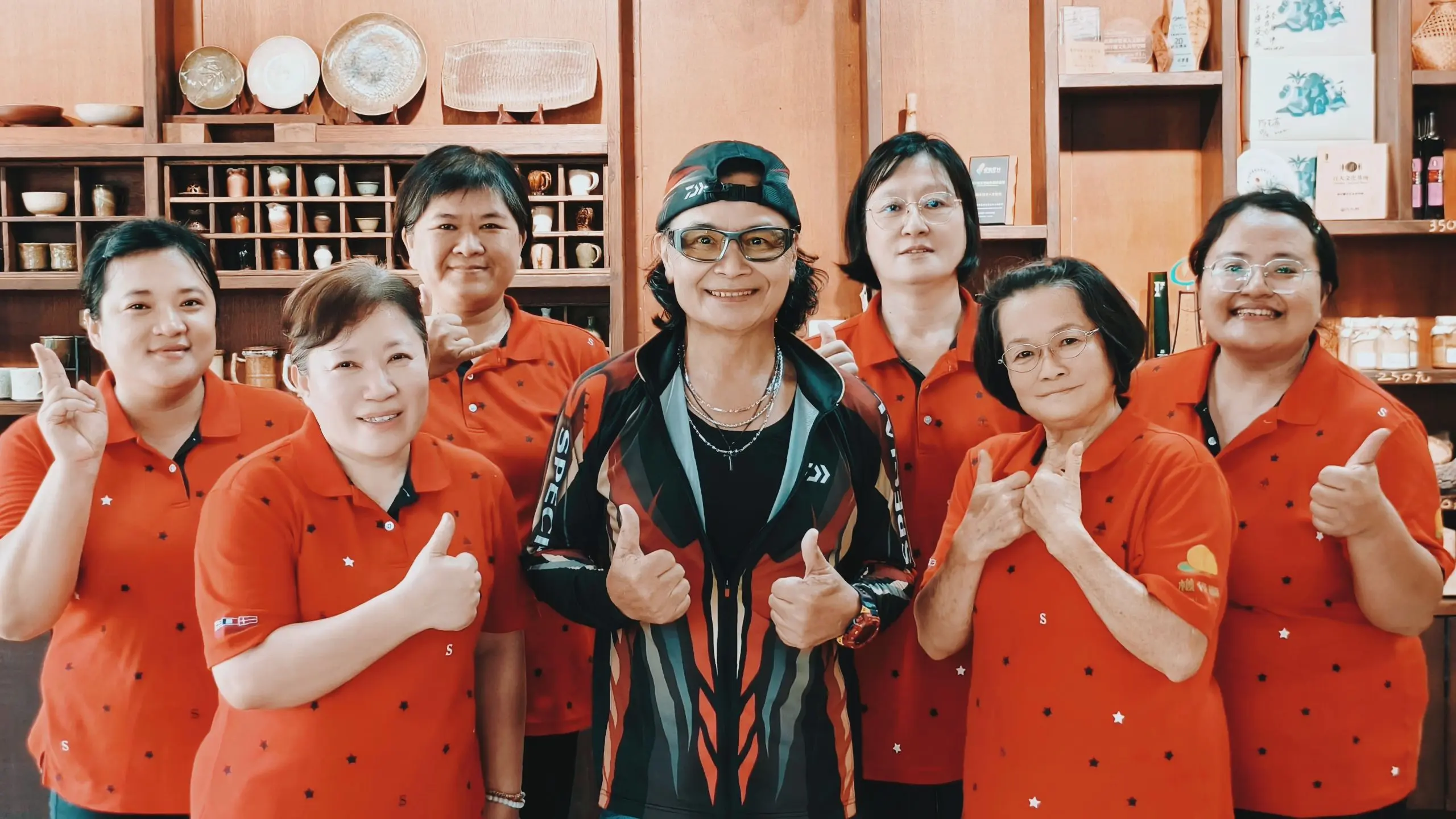 【梓辰文化】2025台灣在地故事 由在地婦女所組成的六龜寶來檨仔腳人文共享空間營運團隊（圖中為知名藝人沈文程先生）