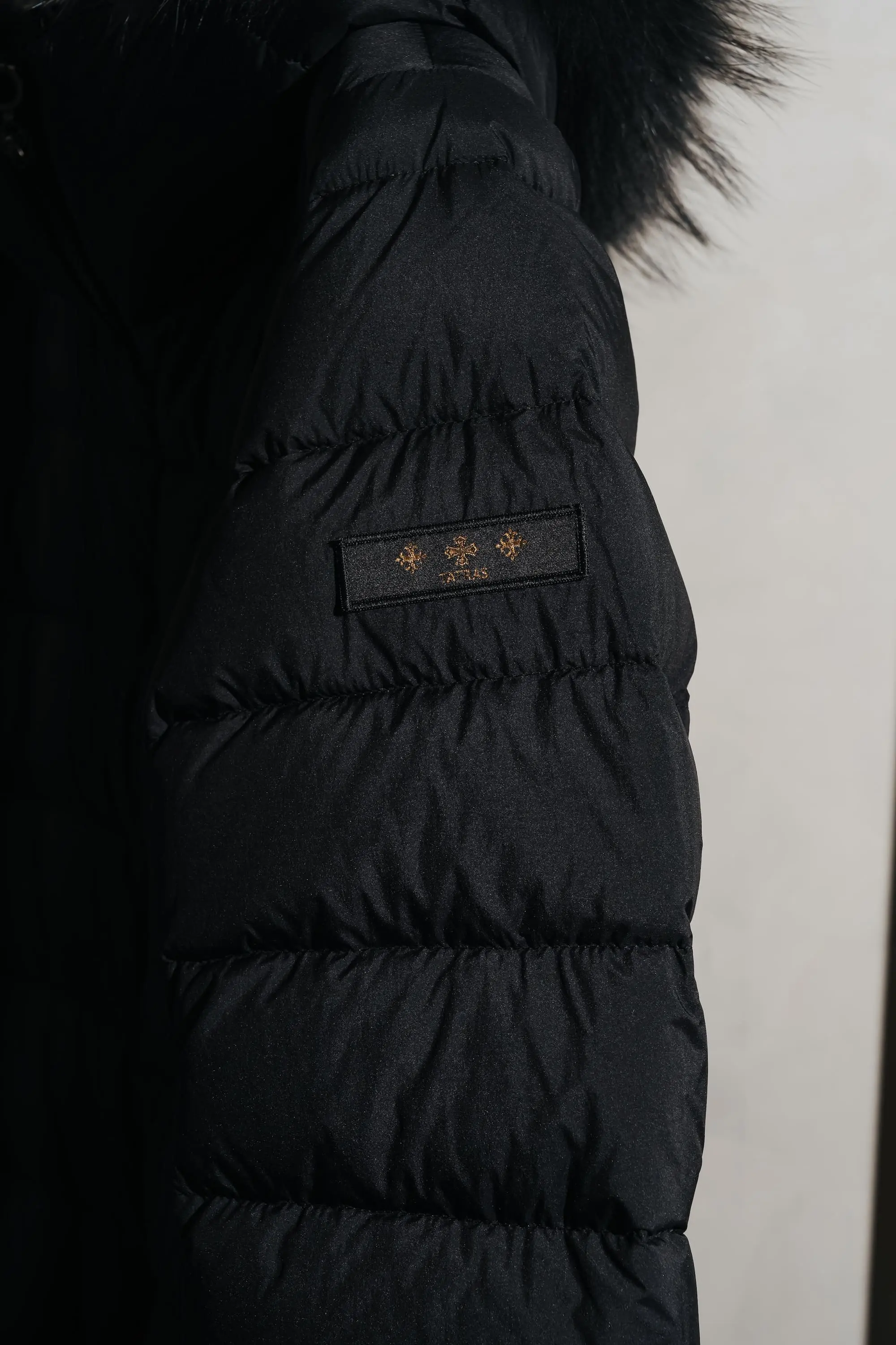 【tatras】日本羽絨衣推薦 Logo近拍