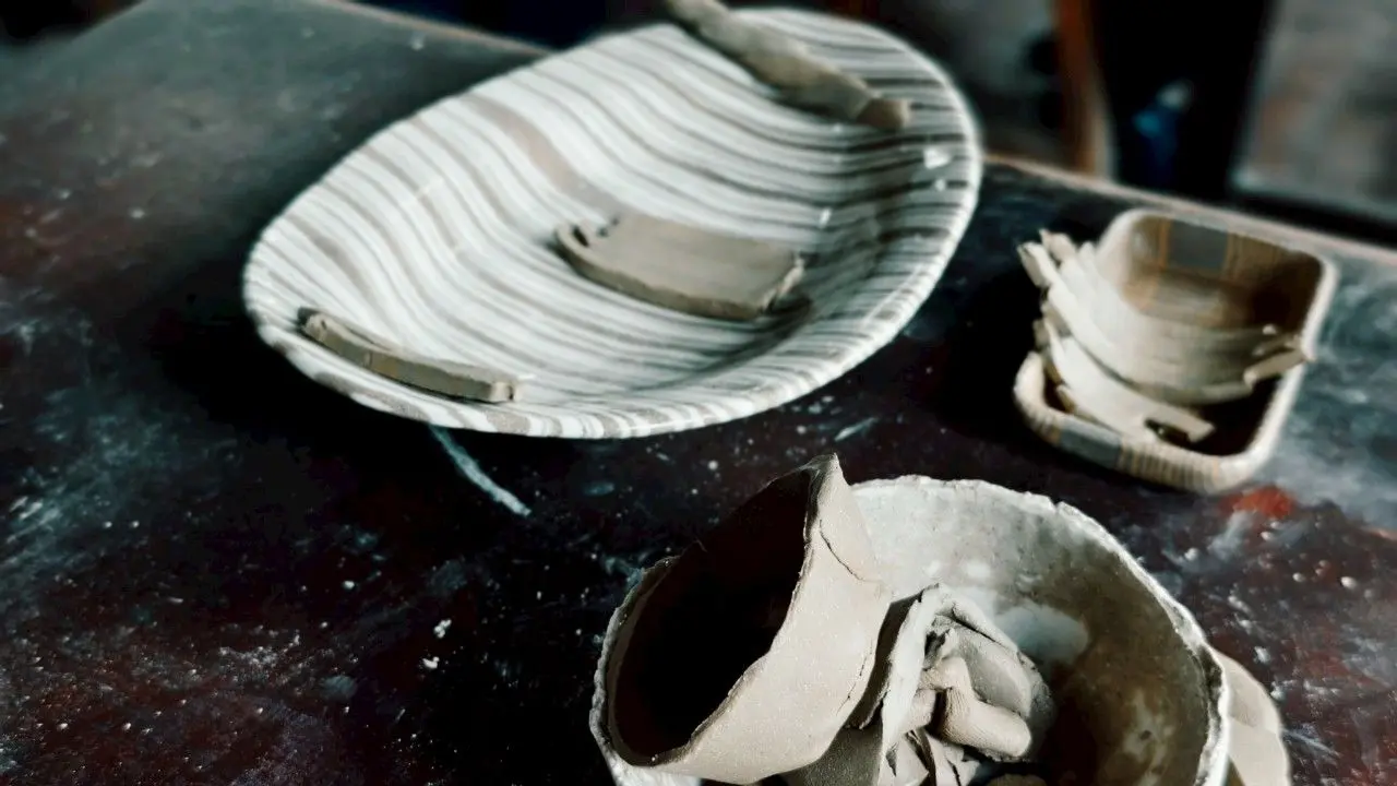 【梓辰文化】2025台灣在地故事 絞胎的成品與陶土的顏色跟揉製的呈現方式展示