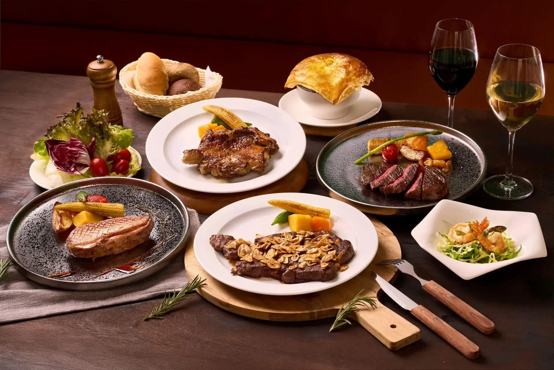 Tok牛排屋不惜成本提供大份量主餐，搭配舒活自助吧，品嚐到純粹本味與美好